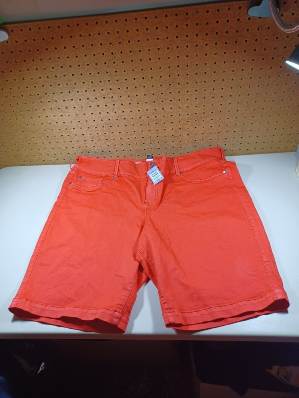 Torrid womens solid red stretch bermuda jegging shorts 26 NWT